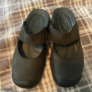 Practically brand new Keen Saratoga slip on black size 8
